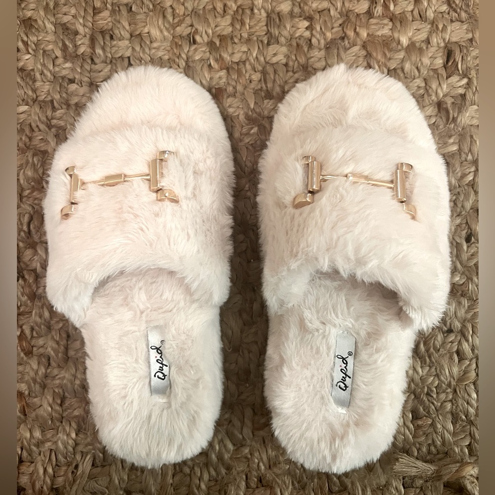 Qupid cozy sherpa slippers size 6